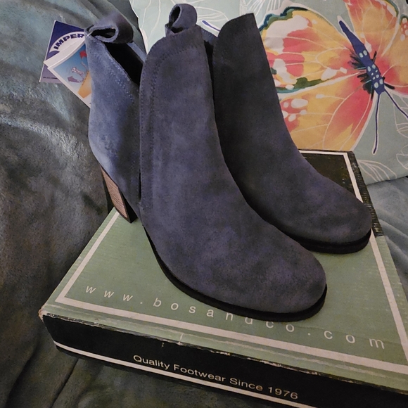 Elegant Blue Suede Ankle Booties - Picture 12 of 16